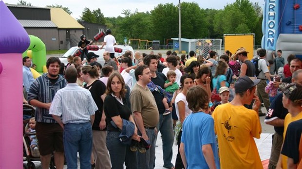 Jeux gonflables au Festival du papier de Windsor: De quoi réjouir les enfants et les parents.