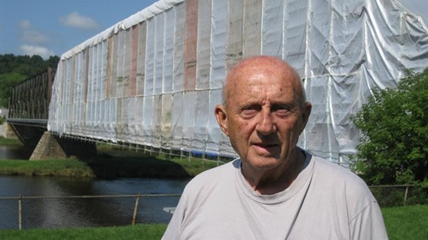 Pont MacKenzie de Richmond. Percy Patrick a peinturé le pont… au pinceau en 1947 !