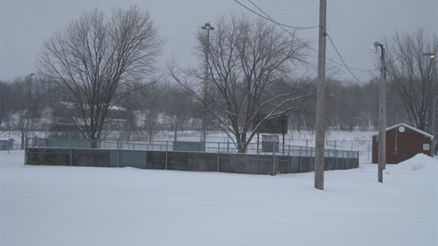 Le projet d’agrandissement de la patinoire extérieure reporté d’une année