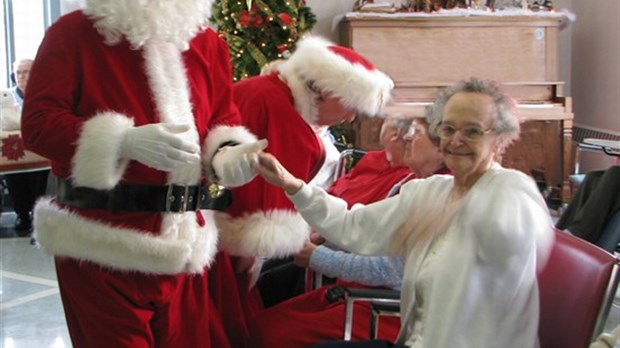 Les auxiliaires bénévoles ont de nouveau souligné la fête de Noël au centre d’hébergement de Windsor