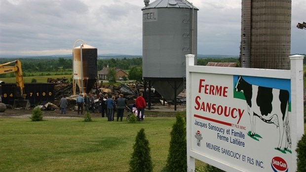 Le feu brûle un étable et près d’une centaine de bêtes de la Ferme Sancoucy à Saint-François