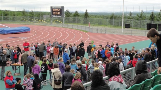 Journée d'athlétisme pour des jeunes de la Commission Scolaire des Sommets