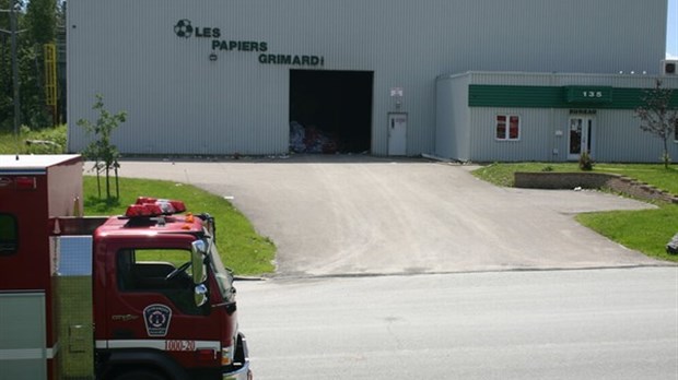 Feu chez Papiers Grimard : Les gicleurs ont fait la différence