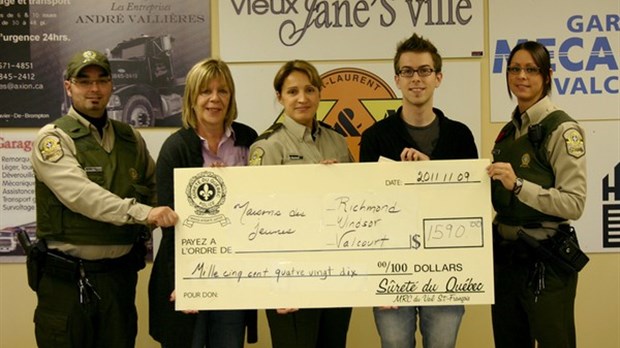 La Sûreté du Québec remet 1590 $ à trois maisons de jeunes du Val-St-François