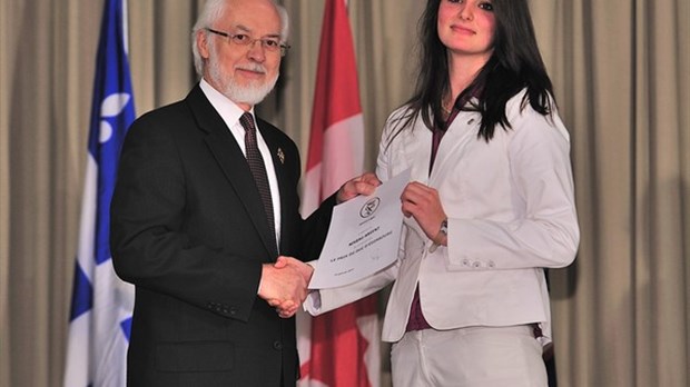 Jessica Logan de Windsor reçoit un prix du Lieutenant-gouverneur.