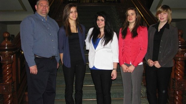 Les participantes du Tournesol de Windsor au Parlement des Jeunes