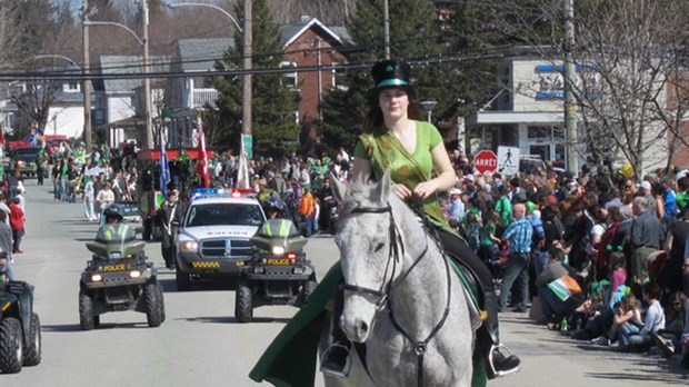 Près de 13 000 personnes au défilé de la Saint-Patrick à saveur estivale à Richmond