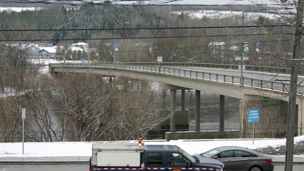 Asphaltage sur le pont des Papetiers et Ambroise-Dearden durant la belle saison