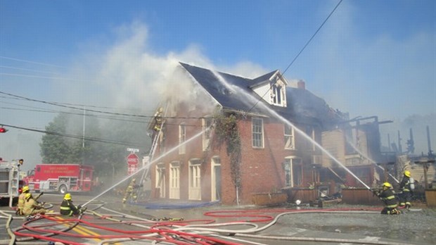 Feu au Café Bistro McCormick de Melbourne : Les pompiers ont travaillé fort