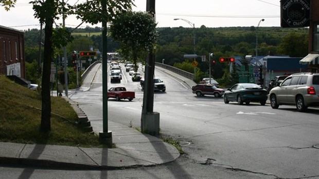 Pont des Papetiers à Windsor : Ça circule