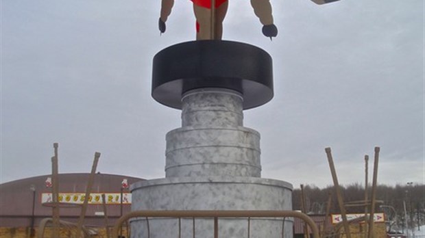 Un monument en l'honneur de la mascotte Mousquiri