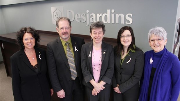 Desjardins remet 500 $ à la Fondation du cancer du sein