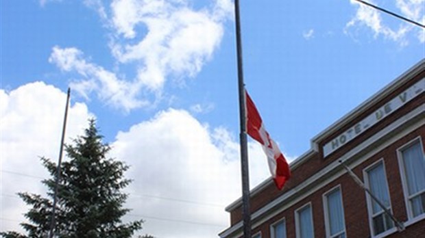 Drapeaux en berne dans le Val-St-François