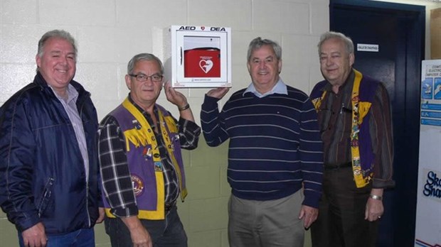 Remise d’un défibrillateur à l’aréna P.E. Lefebvre de Richmond