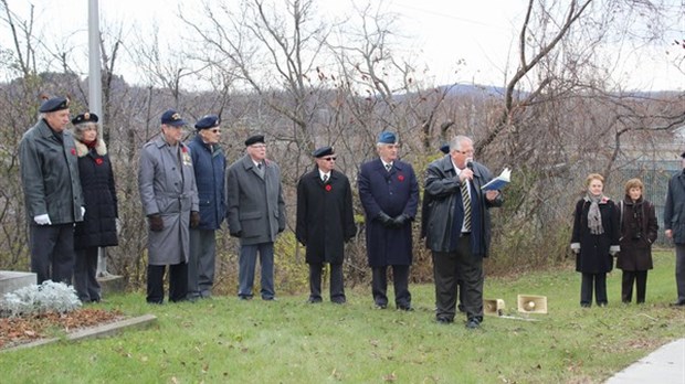 Recueillement au cénotaphe en mémoire des anciens combattants de Windsor