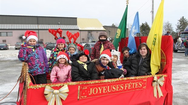 De la neige, des participants et des spectateurs à la parade et à la fête de Noël à Windsor