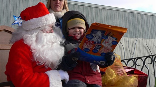 De nombreux enfants assistent à l’arrivée du Père Noël à Richmond