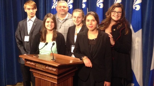 Des élèves de l’école secondaire du Tournesol débattent à l’Assemblée nationale