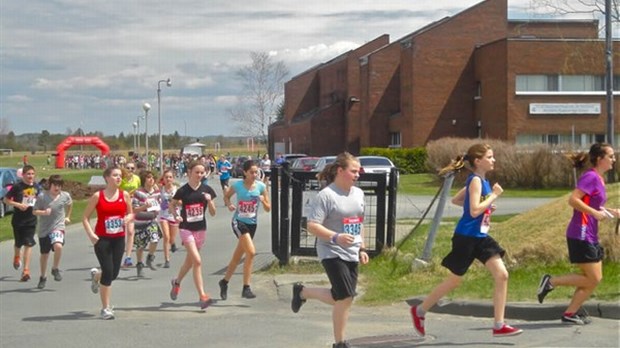 L'école secondaire Régionale de Richmond marche et court au profit de la Société protectrice des animaux de l'Estrie