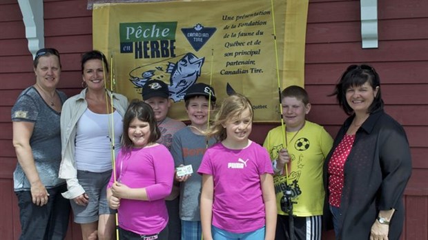 Une quarantaine d'élèves de l'école du Plein-Coeur participent à « Pêche en herbe » avec leurs papas.