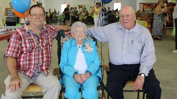 Des parents et des amis pour souligner l’approche du 100e anniversaire de Mme Catherine Hawkins-Brock