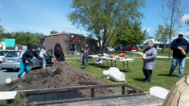 Plaisir à Saint-Claude malgré le temps frisquet pour les festivités de la Journée de l’arbre