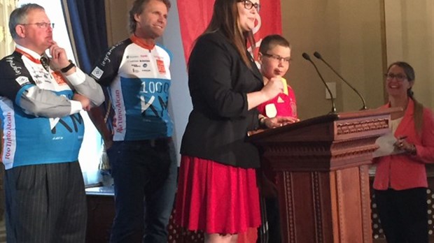 Défi des Cubes énergie 2015 - Karine Vallières annonce que l'école  est celle de Notre-Dame-de-l'Assomption