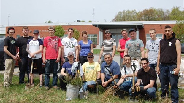 2800 plantations d’arbres par des étudiants du CEFI de Windsor