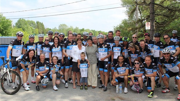 Une quarantaine de cyclistes du Tour CIBC Charles-Bureau ont fait halte à Windsor