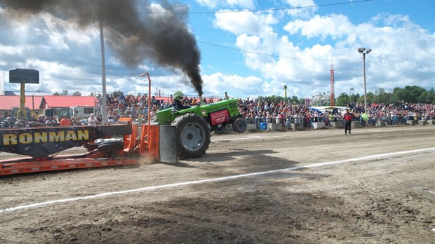 Camions et tracteurs prêts pour les épreuves sur terre battue à l'Expo de Richmond