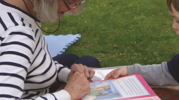 Projet de lecture dans le Val-Saint-François: des bénévoles aînés sont recherchés!