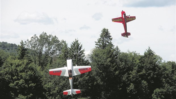 Spectacle aérien d’avions et d’hélicoptères téléguidés