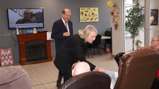 La ministre Bélanger de passage au Château du Bel Âge