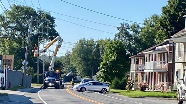 Un camion arrache des fils électriques