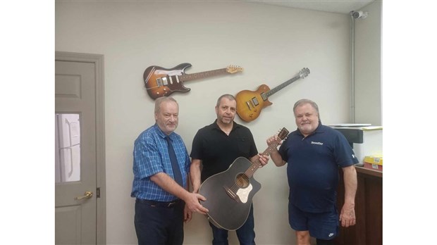 Guitares Godin fait don d’une guitare au Rivage du Val-Saint-François