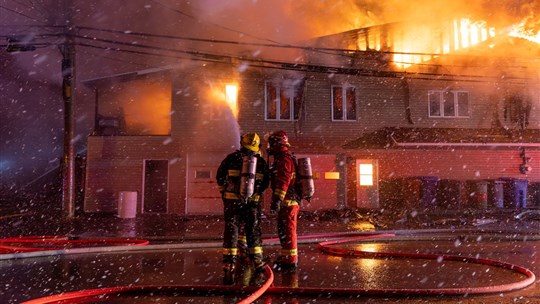 Le feu détruit un ancien magasin général dans le secteur Melbourne